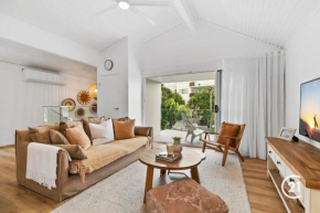 Sea Salt, Modern Apt with Views beside the Beach